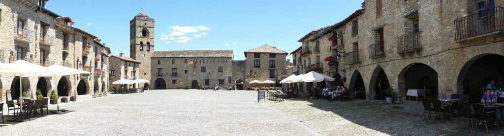 Place de village médiéval en Espagne