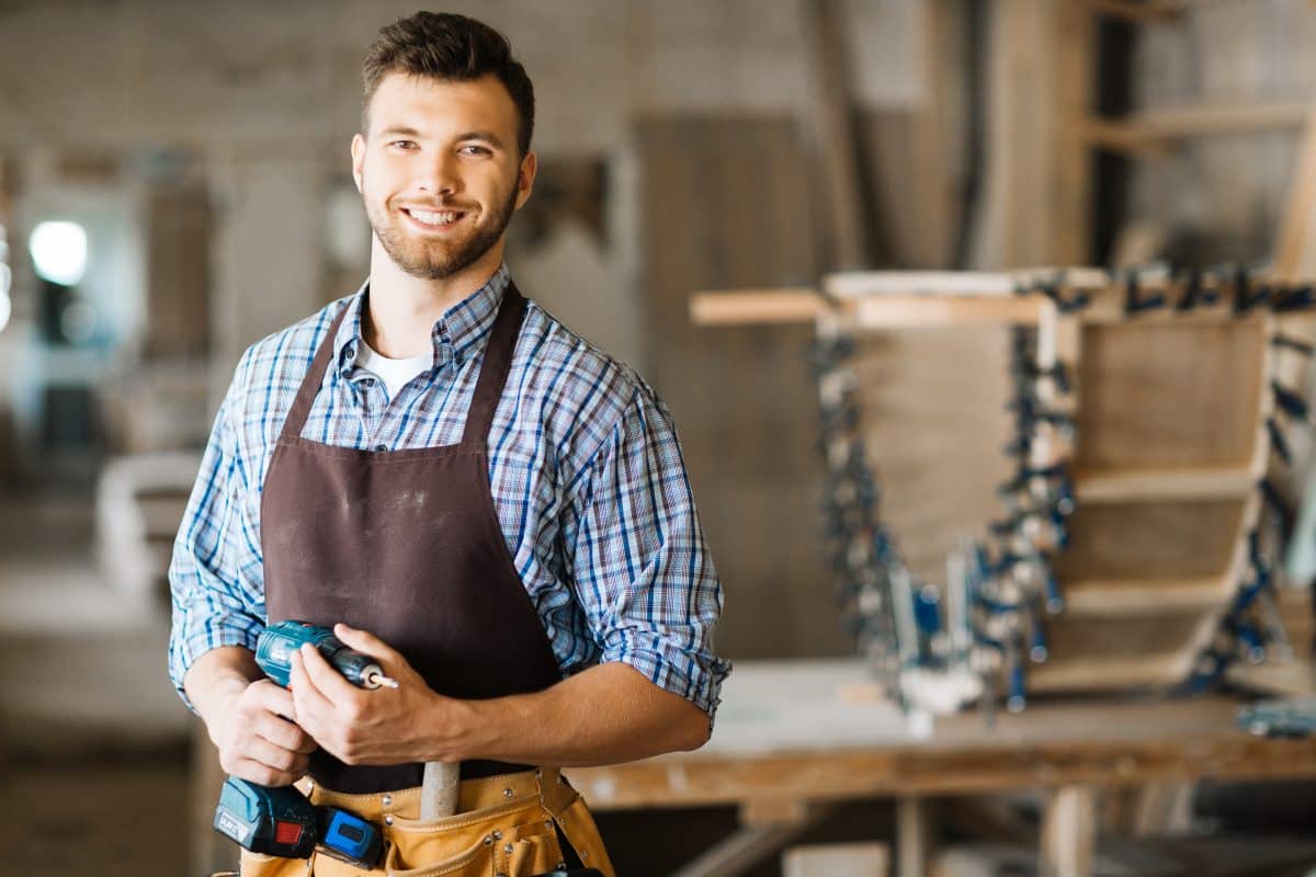 Artisan souriant